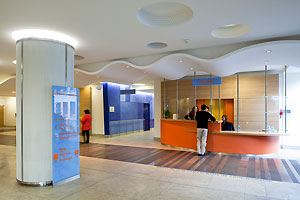 hall d'accueil de l'hôtel-Dieu (Architectes ingénieurs associés - photo : G.Satre) hall d'accueil de l'hôtel-Dieu (Architectes ingénieurs associés - photo : G.Satre)