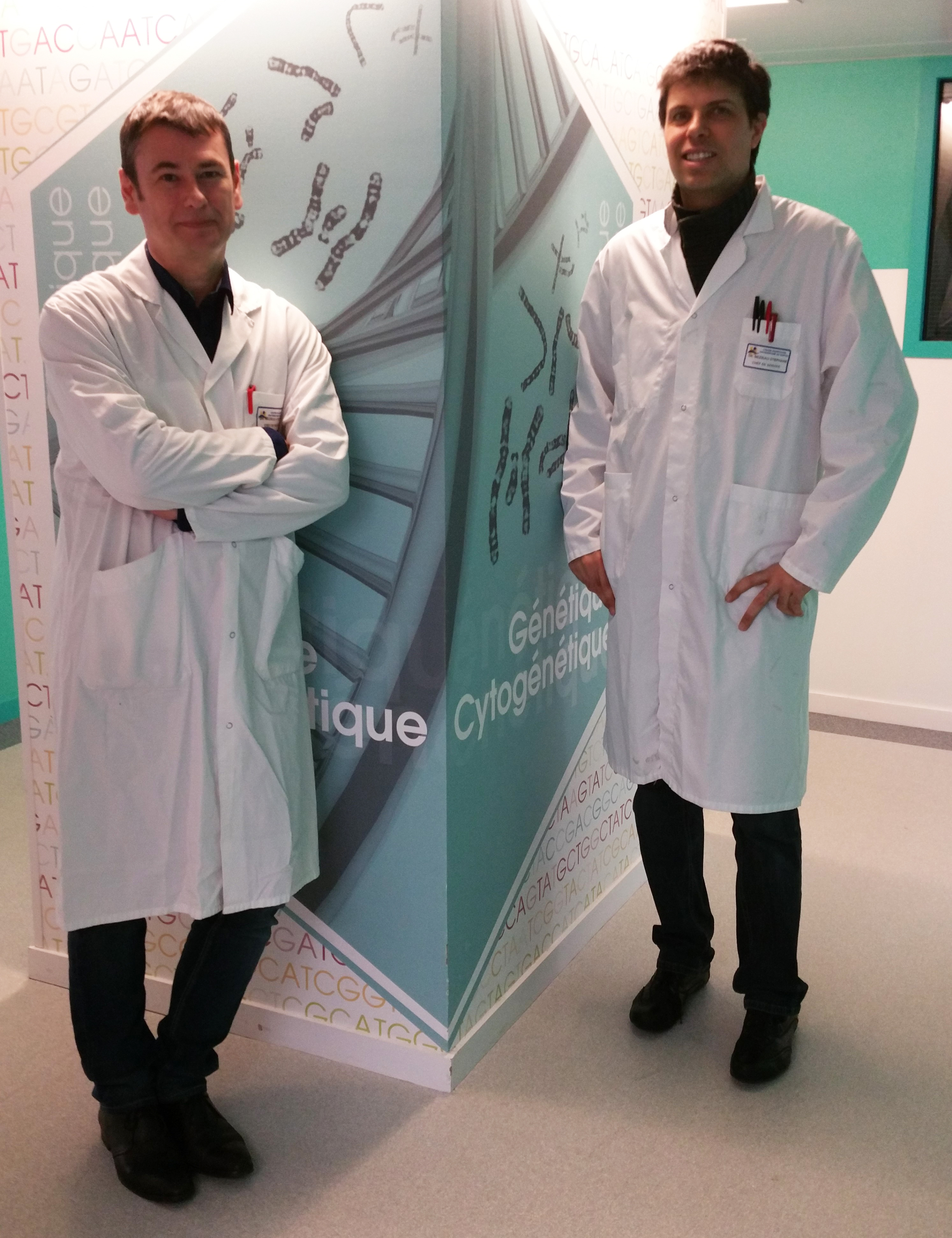 Le Dr Sébastien Küry (à droite) a identifié au CHU de Nantes un nouveau gène responsable de déficience intellectuelle dans un projet de recherche coordonné par le Pr Stéphane Bézieau (à gauche). 