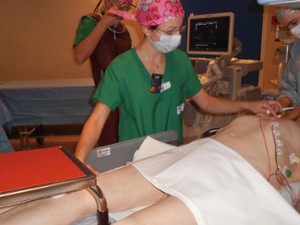 préparation du patient avec mesure précise de la distance entre le bord de la table qui soutient le dispositif et le sternum.